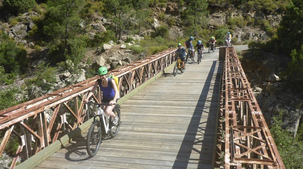 passage-du-pont-velo-Canyon-Petra-Leccia-Corse-Altipiani